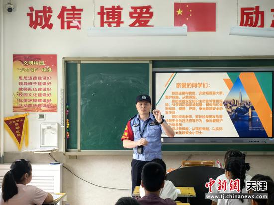 图为北京铁路公安局天津公安处永清站派出所民警为学生们讲授“铁路安全开学第一课”,进一步强化学生爱路护路、遵纪守法的意识。(北京铁路公安局天津公安处供图) 图为北京铁路公安局天津公安处永清站派出所民警为学生们讲授“铁路安全开学第一课”,进一步强化学生爱路护路、遵纪守法的意识。(北京铁路公安局天津公安处供图)