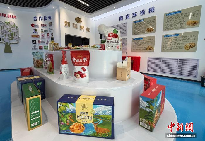 当地企业展陈的系列核桃产品。张家伟 摄