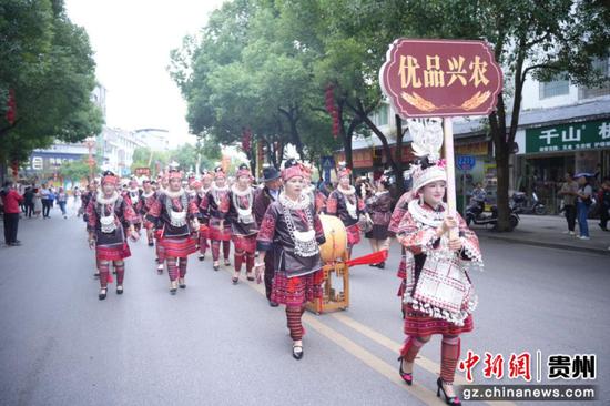 苗族群众身着节日盛装沿街巡游，银饰与苗绣交相辉映。