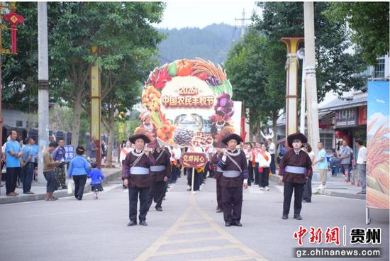 9月23日，2026年中国农民丰收节贵州主会场活动在台江县举行，身着苗族盛装的群众参加“庆丰收大巡游”。