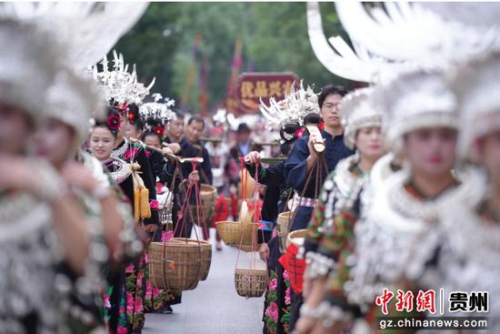 身着苗族盛装的群众参加“庆丰收大巡游”