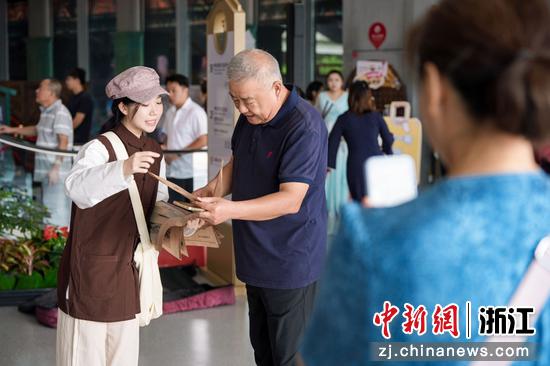 过往市民参与嘉兴服务区焕新启幕活动。浙江商业集团&nbsp;供图