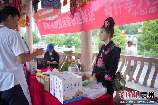 丰收节现场，贵州特色农产品集中展示展销。