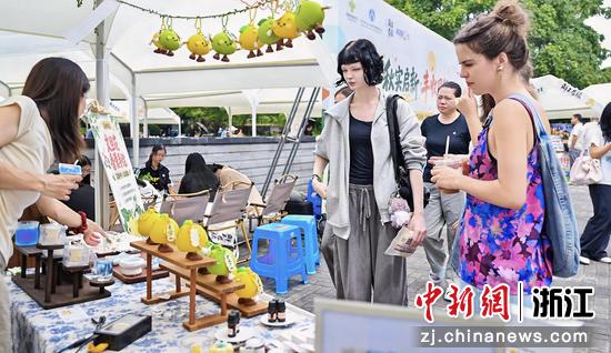 留学生逛市集。 主办方 供图 留学生逛市集。 主办方 供图