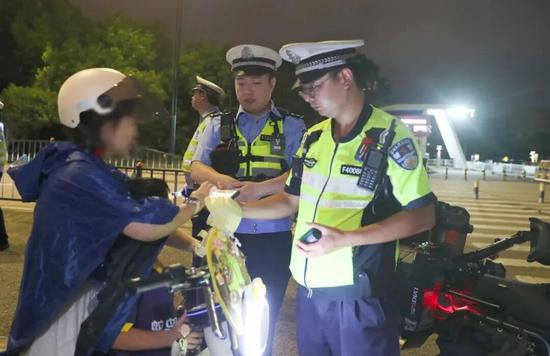(图为严查电动车交通违法) (图为严查电动车交通违法)