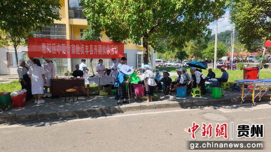 图为进行义诊活动。.