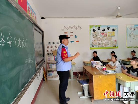 图为北京铁路公安局天津公安处永清站派出所民警深入沿线校园开展沉浸式、场景化、案例化安全宣讲。(北京铁路公安局天津公安处供图) 图为北京铁路公安局天津公安处永清站派出所民警深入沿线校园开展沉浸式、场景化、案例化安全宣讲。(北京铁路公安局天津公安处供图)