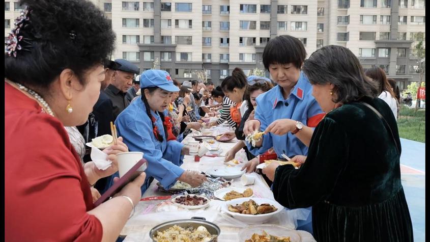 月满中秋邻里聚 百家宴席话团圆