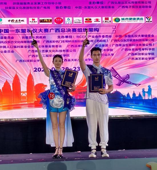 图为获得男子组冠军的孙世豪(右)和获得女子组冠军的叶清荷。大赛组委会供图