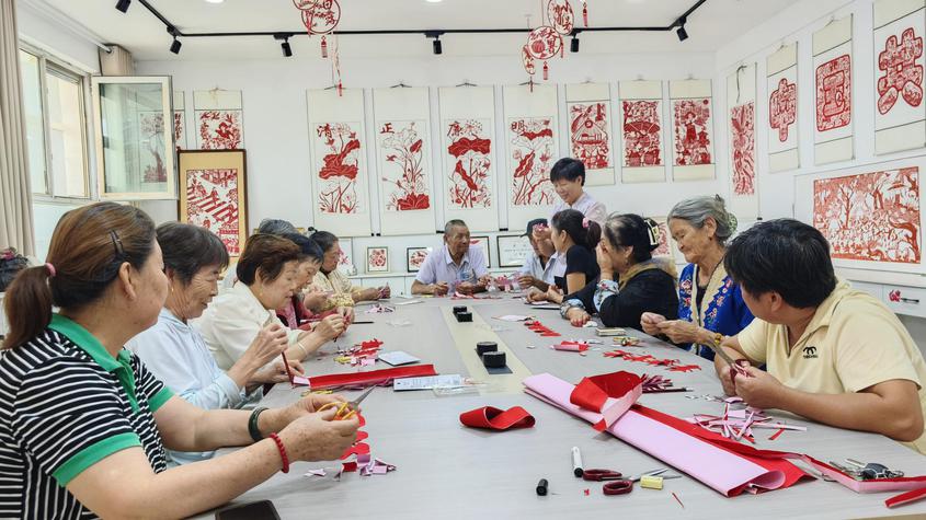 尉犁县团结镇开展首个民族团结进步宣传周非遗剪纸主题活动