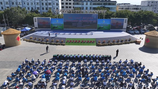 新疆维吾尔自治区第十七届“中国统计开放日”活动在察布查尔县人民广场举行。赵金秀 摄

