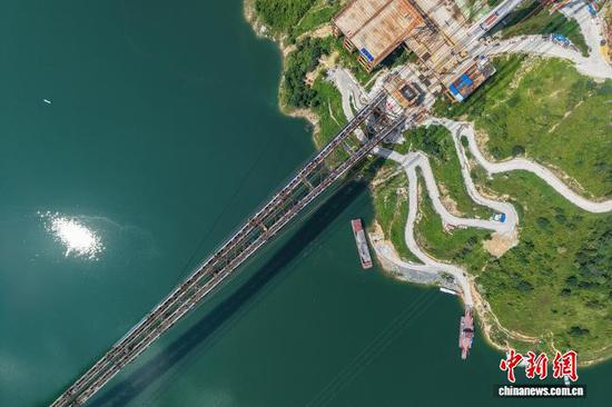 9月24日，航拍拱肋即将合龙的贵州黄桶至广西百色铁路(黄百铁路)红水河铁路大桥。(无人机照片)中新社记者 瞿宏伦 摄