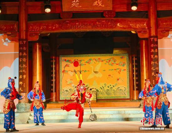 2026梵净山(非遗)戏剧季开幕式演出25日晚在贵州铜仁博物馆精彩上演。图为演出现场。中新网记者 张伟 摄