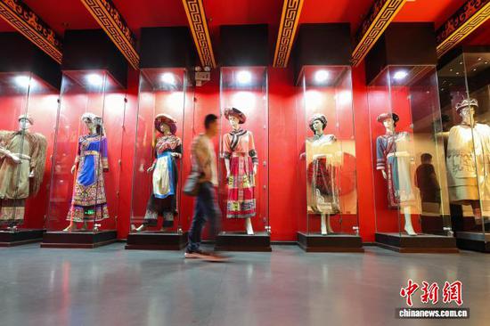 9月25日，参观者从奢香博物馆展出的彝族服饰前走过。中新社记者 瞿宏伦 摄