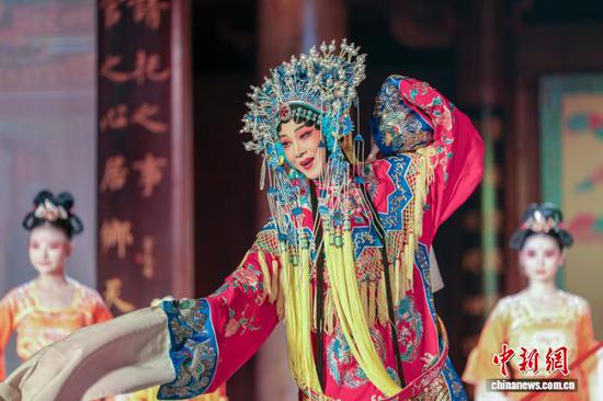 图为戏曲演员正在表演。申逸恺 摄