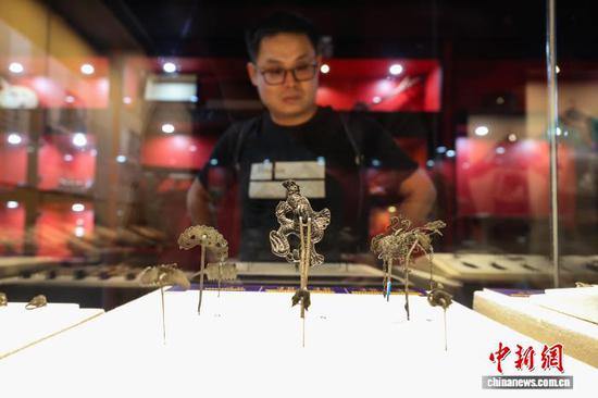 贵州大方：民众中秋假期参观奢香博物馆