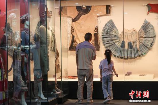 9月25日，奢香博物馆展出的彝族服饰吸引参观者。中新社记者 瞿宏伦 摄