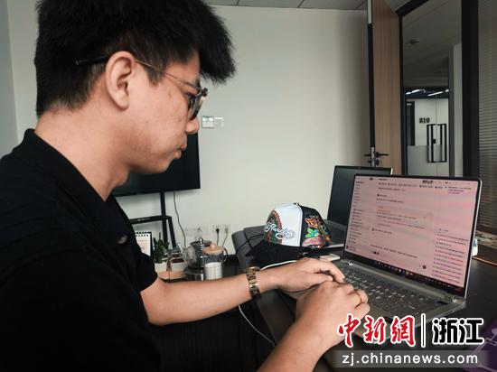 Accio上的OPC创业者张乾超。阿里 供图 Accio上的OPC创业者张乾超。阿里 供图