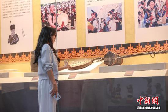 9月25日，奢香博物馆展出的彝族乐器吸引参观者。中新社记者 瞿宏伦 摄