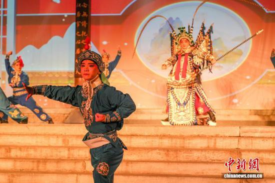 图为戏曲演员正在表演。 董婧珣 摄