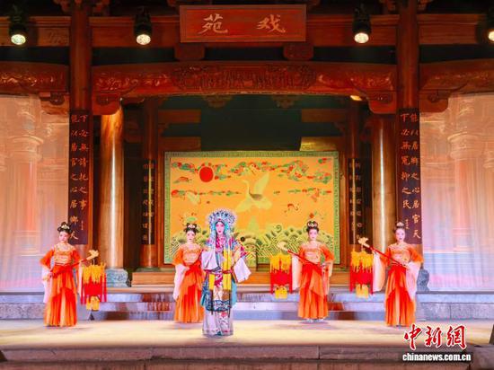 9月25日，2026梵净山(非遗)戏剧季开幕式演出在贵州铜仁博物馆精彩上演。　中新社记者 张伟 摄