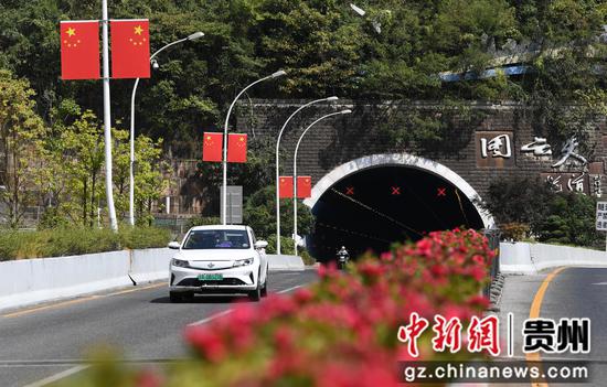 9月24日，在贵阳市南明区机场路，鲜艳的五星红旗高高挂起，营造了喜庆祥和的节日氛围。