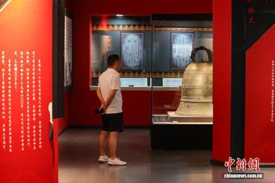 9月25日，奢香博物馆展出的“明成化钟”吸引参观者。中新社记者 瞿宏伦 摄