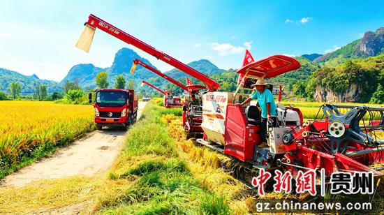 收割机正在卸料