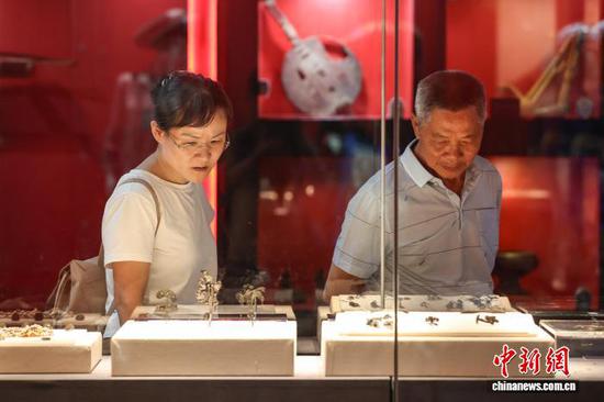 9月25日，参观者在参观奢香博物馆展出的彝族头饰。中新社记者 瞿宏伦 摄