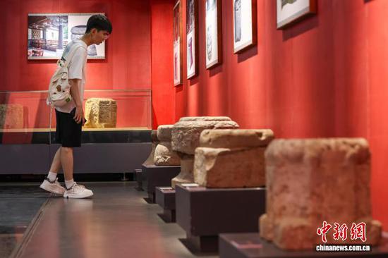 9月25日，参观者在奢香博物馆石柱础文化展区参观。奢香博物馆位于贵州省毕节市大方县，是以奢香夫人命名的彝族历史文化综合馆，博物馆仿造古代彝族土司庄园建筑而成，分别设有奢香主题馆、彝文古籍馆、古驿道等展区，共陈列展出各类文物一千余件。中新社记者 瞿宏伦 摄