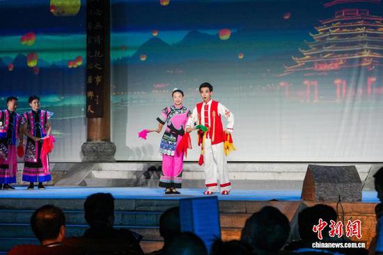 图为演员表演中。董婧珣 摄 图为演员表演中。董婧珣 摄