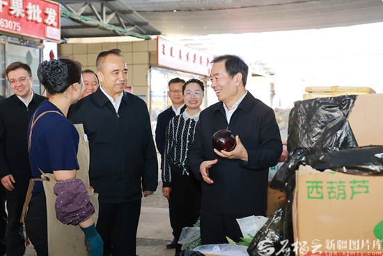 9月24日，自治区党委书记陈小江、自治区主席艾尔肯·吐尼亚孜在乌鲁木齐北园春市场与商户亲切交流，详细询问进货渠道、销量和价格等情况。天山网-新疆日报记者 崔志坚摄e