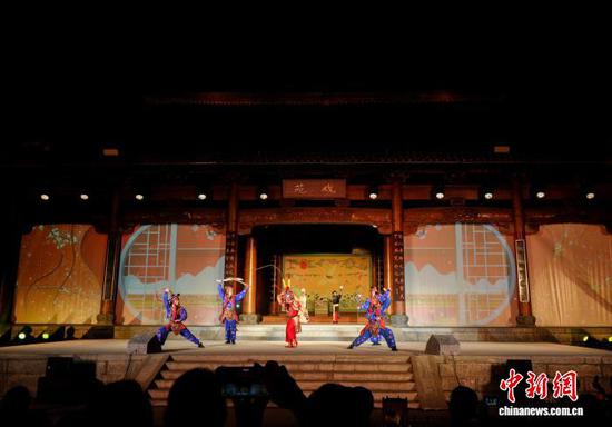 图为戏曲演员表演中。申逸恺 摄 图为戏曲演员表演中。申逸恺 摄