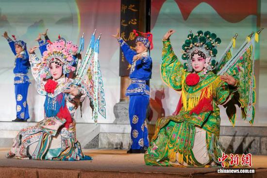 图为特技演员表演喷火绝技。董婧珣 摄 图为特技演员表演喷火绝技。董婧珣 摄