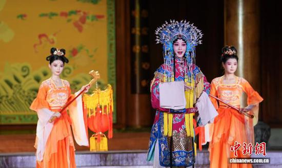 图为演员表演中。叶顺强 摄 图为演员表演中。叶顺强 摄