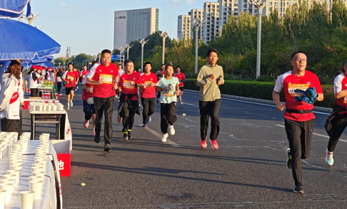 选手们跑过补给点。克拉玛依融媒记者 李浩然 摄1d