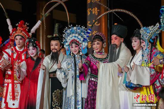 图为演员合影留念。申逸恺 摄 图为演员合影留念。申逸恺 摄