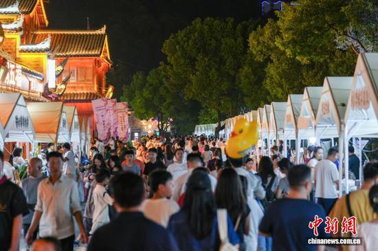 图为热闹非凡的非遗市集。申逸恺 摄 图为热闹非凡的非遗市集。申逸恺 摄