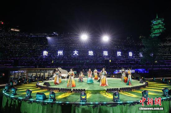 9月25日晚,贵州大地指纹音乐会中秋专场在贵州省大方县奢香古镇精彩上演。中新社记者 瞿宏伦 摄 9月25日晚,贵州大地指纹音乐会中秋专场在贵州省大方县奢香古镇精彩上演。中新社记者 瞿宏伦 摄