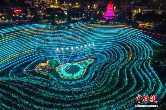 9月25日晚,贵州大地指纹音乐会中秋专场在贵州省大方县奢香古镇精彩上演。(无人机照片)中新社记者 瞿宏伦 摄 9月25日晚,贵州大地指纹音乐会中秋专场在贵州省大方县奢香古镇精彩上演。(无人机照片)中新社记者 瞿宏伦 摄