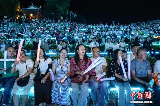 9月25日晚,贵州大地指纹音乐会中秋专场在贵州省大方县奢香古镇精彩上演。中新社记者 瞿宏伦 摄 9月25日晚,贵州大地指纹音乐会中秋专场在贵州省大方县奢香古镇精彩上演。中新社记者 瞿宏伦 摄