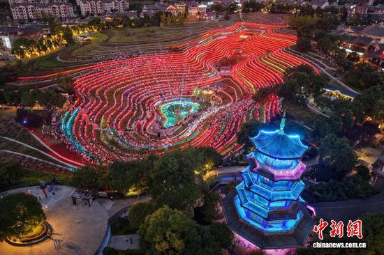 9月25日晚,贵州大地指纹音乐会中秋专场在贵州省大方县奢香古镇精彩上演。(无人机照片)中新社记者 瞿宏伦 摄 9月25日晚,贵州大地指纹音乐会中秋专场在贵州省大方县奢香古镇精彩上演。(无人机照片)中新社记者 瞿宏伦 摄