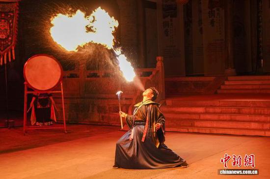 图为特技演员表演喷火绝技。董婧珣 摄 图为特技演员表演喷火绝技。董婧珣 摄