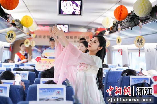 图为：国风舞蹈在车厢内上演。中新社发 高艳 供图