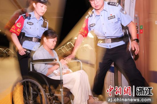 图为：铁路民警帮助旅客。中新社发 贺瑞明 供图
