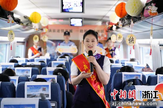 图为：乘务员为旅客演唱歌曲。中新社发 高艳 供图