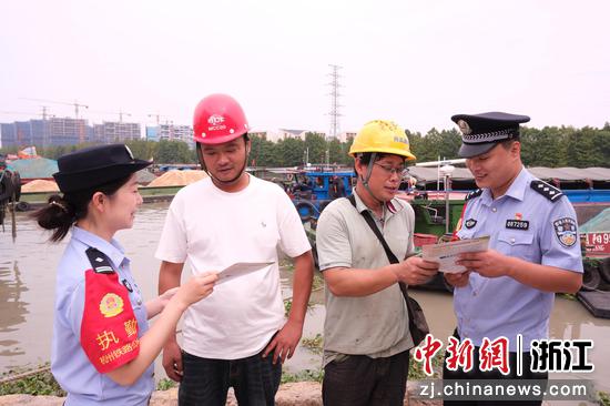 图为：铁路民警开展安全宣传。中新社发 贺瑞明 供图