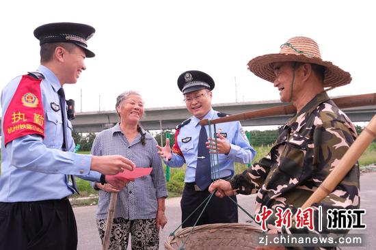 图为：铁路民警开展安全宣传。中新社发 贺瑞明 供图