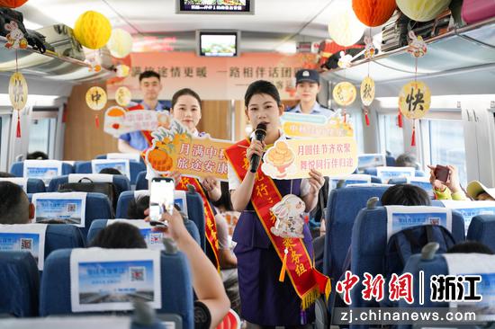 图为：乘务员为旅客演唱歌曲。中新社发 高艳 供图