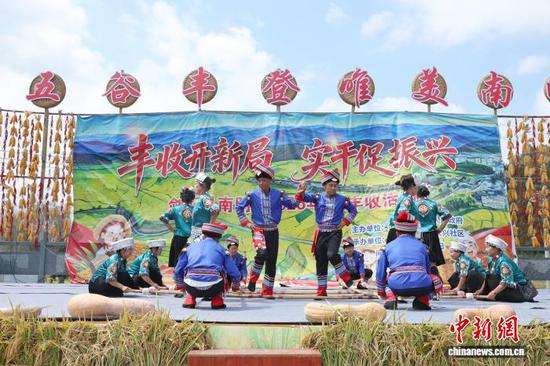 图为庆丰收文艺展演现场，村民载歌载舞庆丰收。杨菊梅 摄